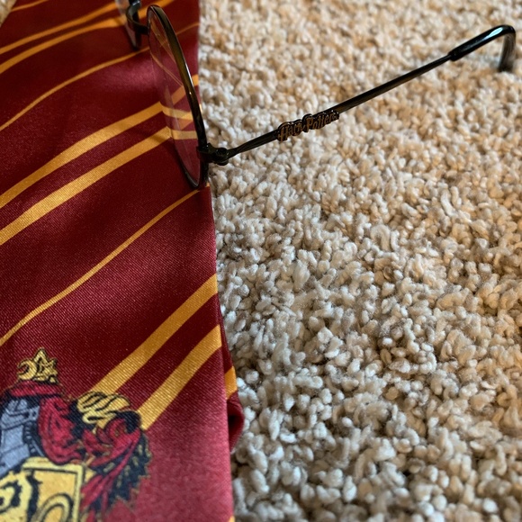 Harry Potter Adult Gryffindor Robe Costume set - Picture 2 of 3